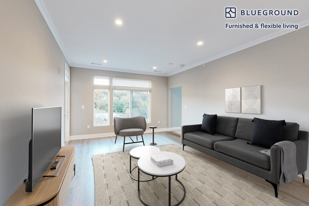 240 E Shore Rd in Great Neck, NY - Building Photo