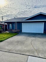 6816-6818 Trovita Way in Citrus Heights, CA - Building Photo