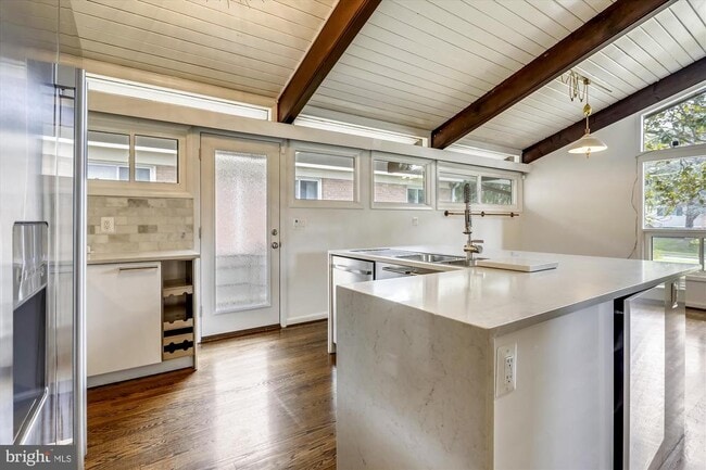 property at 5511 Huntington Pkwy