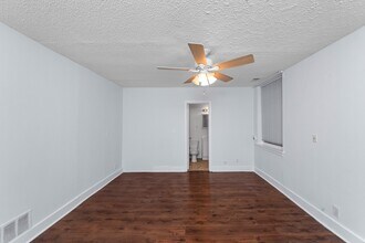 3727 N Pine Grove Ave in Chicago, IL - Building Photo - Building Photo