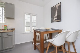 220 S Arnaz Dr in Beverly Hills, CA - Foto de edificio - Building Photo