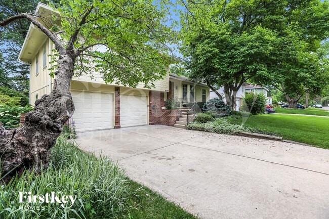 8117 Hardy St in Overland Park, KS - Foto de edificio - Building Photo