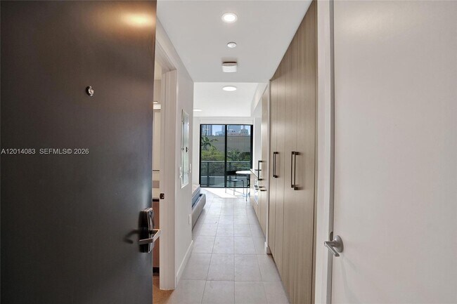 121 NE 5th St, Unit 401B in Miami, FL - Building Photo - Building Photo