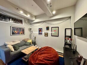 12 Stoneholm St, Unit 619R in Boston, MA - Foto de edificio - Building Photo