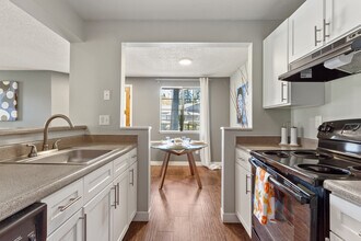 Cedar Crest in Beaverton, OR - Building Photo - Building Photo