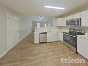 705 Continental Dr in Concord, NC - Foto de edificio - Building Photo