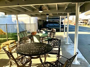 Stine Ridge Townhomes in Bakersfield, CA - Foto de edificio - Building Photo