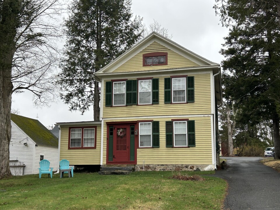 108 Main St S in Woodbury, CT - Building Photo