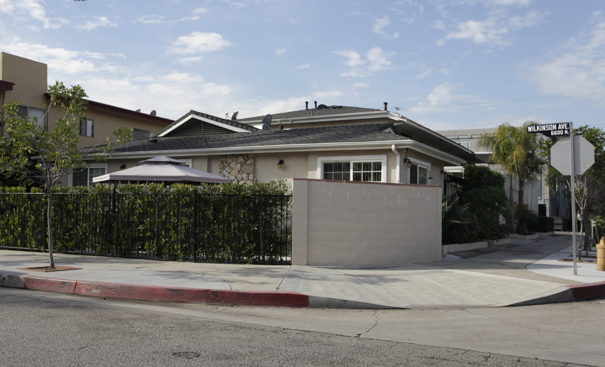 6661 Wilkinson Ave in North Hollywood, CA - Foto de edificio