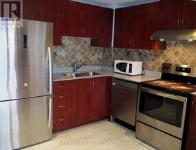 6720 Glen Erin Dr in Mississauga, ON - Building Photo - Building Photo