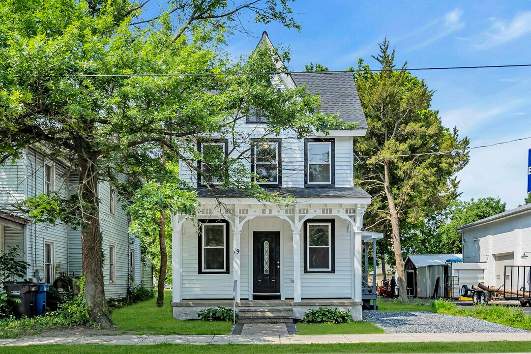19 E Main St in Quinton, NJ - Building Photo