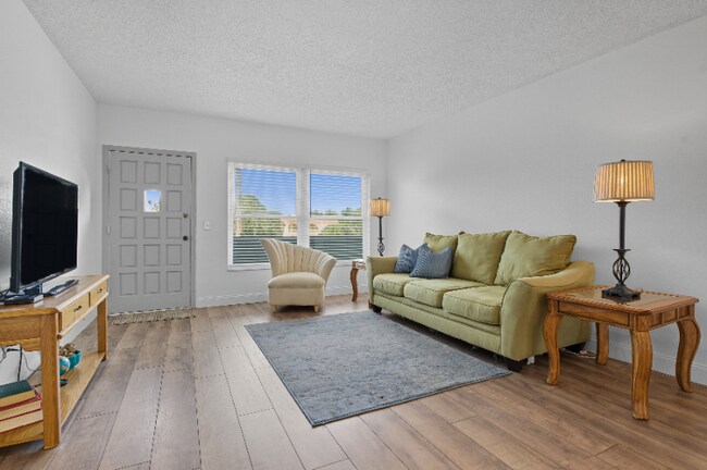 2257 World Pkwy Blvd W in Clearwater, FL - Building Photo - Building Photo