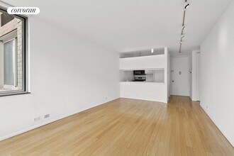 350 W 50th St in New York, NY - Building Photo - Building Photo