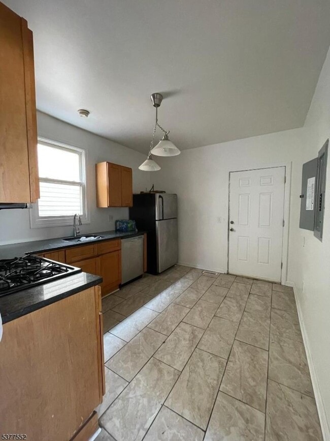 572 Christopher St in Orange, NJ - Building Photo - Building Photo
