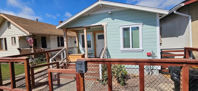 2058 Harrison Ave in San Diego, CA - Foto de edificio - Building Photo
