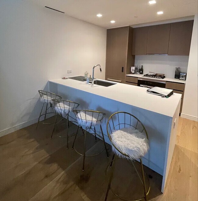 200 E 21st St in New York, NY - Building Photo - Building Photo