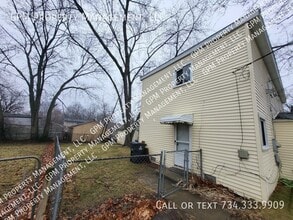 32009 Ottawa St in Westland, MI - Building Photo - Building Photo