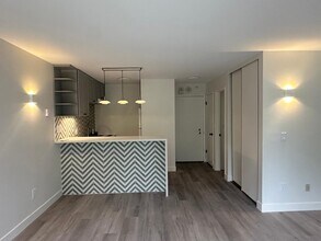 6 Admiral Dr, Unit A285 in Emeryville, CA - Foto de edificio - Building Photo