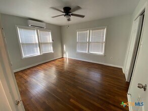 111 N Cedar Ave in Luling, TX - Building Photo - Building Photo