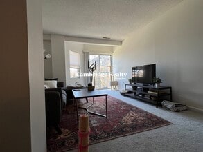 151 Beacon St, Unit 410B in Somerville, MA - Foto de edificio - Building Photo