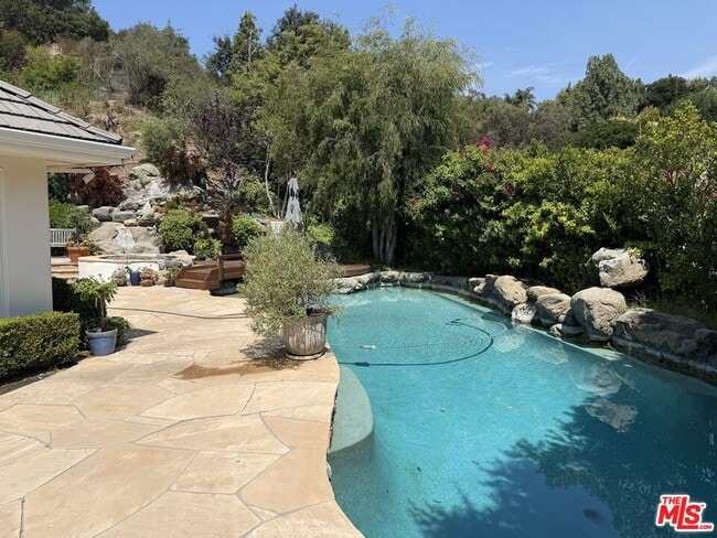 17535 Camino De Yatasto in Los Angeles, CA - Building Photo - Building Photo
