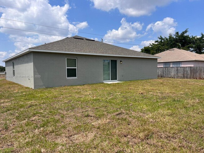 579 NW North Macedo Blvd in Port St. Lucie, FL - Building Photo - Building Photo