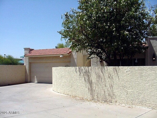 property at 7008 N Vía De Paesia