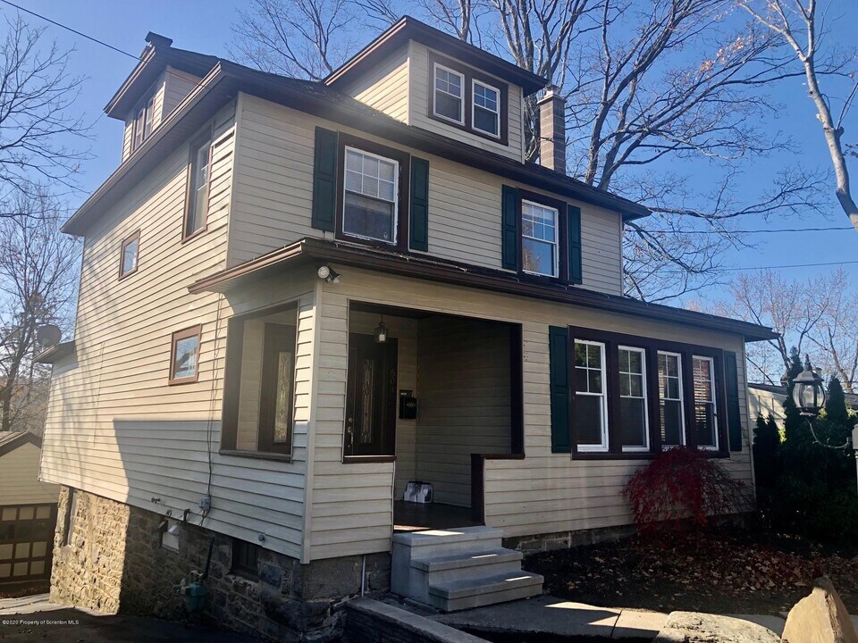 504 School St in Clarks Summit, PA - Building Photo