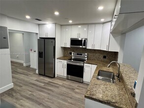 3815 SW 89th Ave in Miami, FL - Building Photo - Building Photo