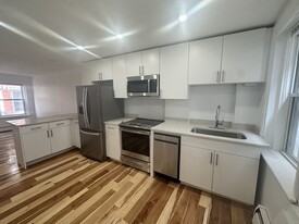 5 Cleveland Pl, Unit 3 Apartments