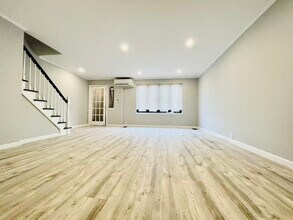 10257 63rd Ave in Forest Hills, NY - Foto de edificio - Building Photo