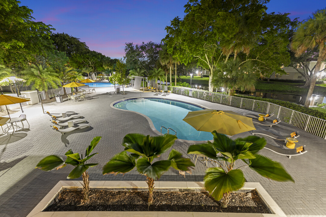 Nottingham Pine Luxury Apartment Homes in Plantation, FL - Foto de edificio