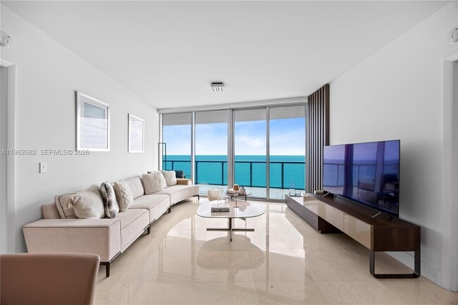 17001 Collins Ave in Sunny Isles Beach, FL - Foto de edificio - Building Photo