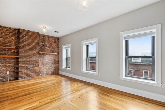 19 Medford St, Unit #3 in Chelsea, MA - Foto de edificio - Building Photo