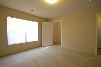 Village at Kearney Apartments in Kearney, NE - Foto de edificio - Building Photo