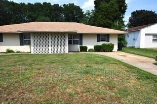 2 McDonald Rd in Hampton, VA - Building Photo