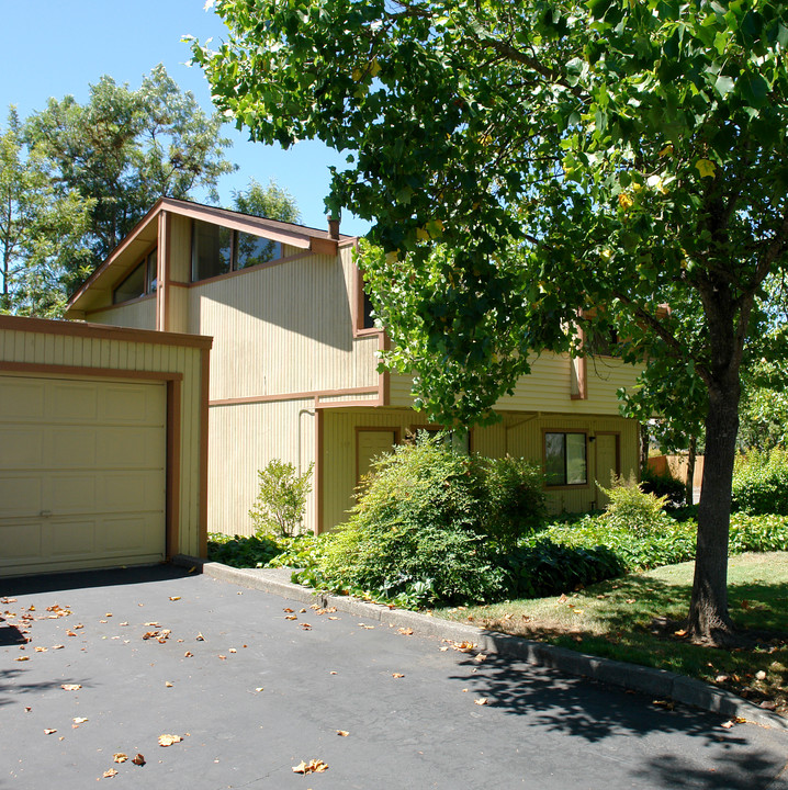 385-387 Brockhurst Dr in Santa Rosa, CA - Building Photo