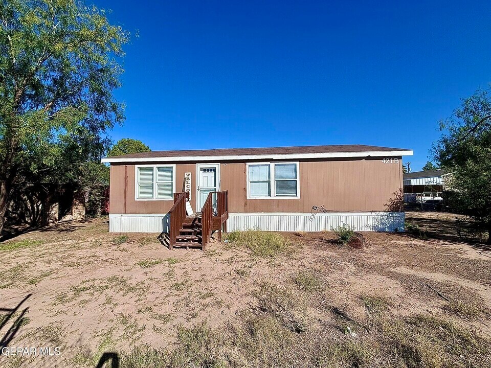 421 Tulum Dr in San Elizario, TX - Building Photo