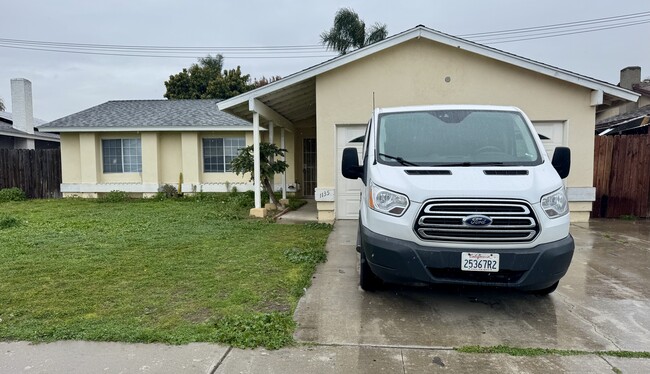 1135 Echo St in Oxnard, CA - Building Photo - Building Photo