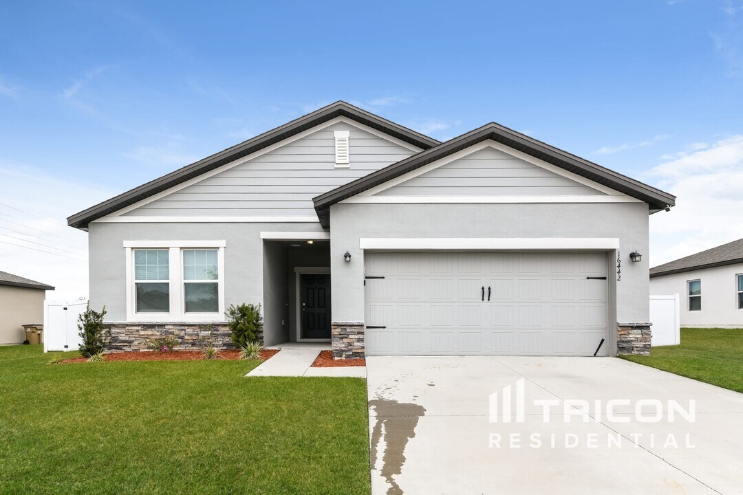 16442 Blooming Cherry Dr in Groveland, FL - Building Photo