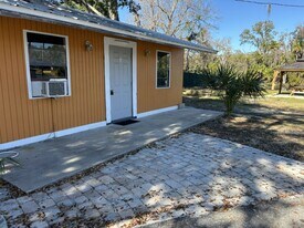 14035 W River Rd in Inglis, FL - Building Photo