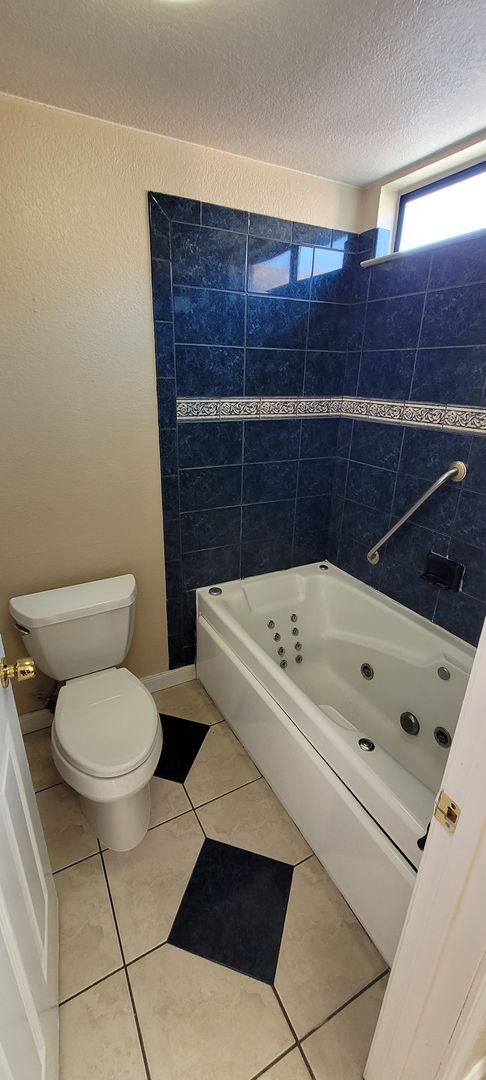 8889 La Margarita Way in Sacramento, CA - Foto de edificio - Building Photo