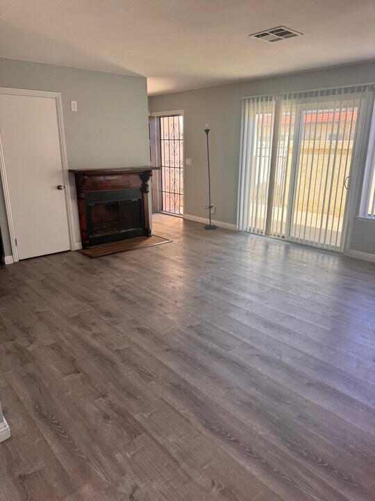 2120 El Domingo Cir in Lancaster, CA - Foto de edificio