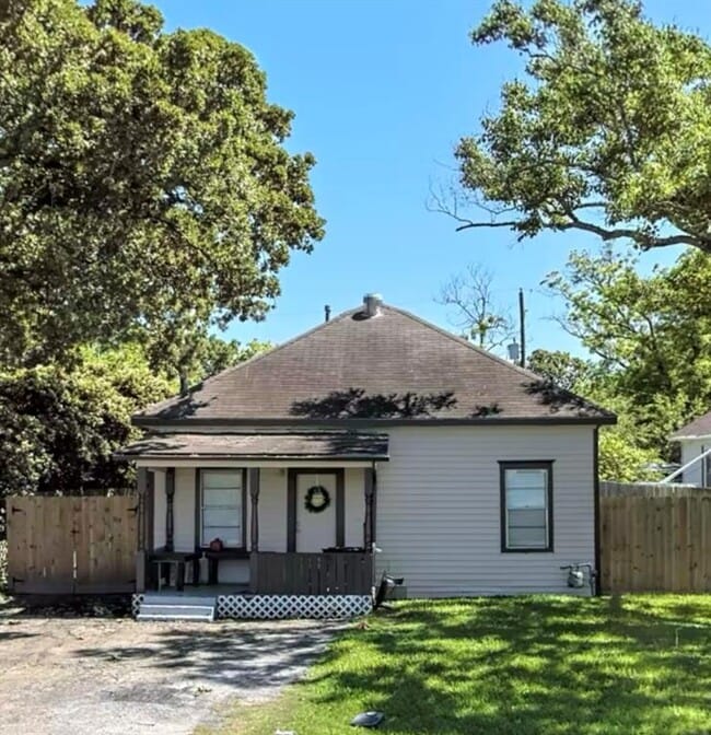 1017 S Kansas St in La Porte, TX - Building Photo - Building Photo