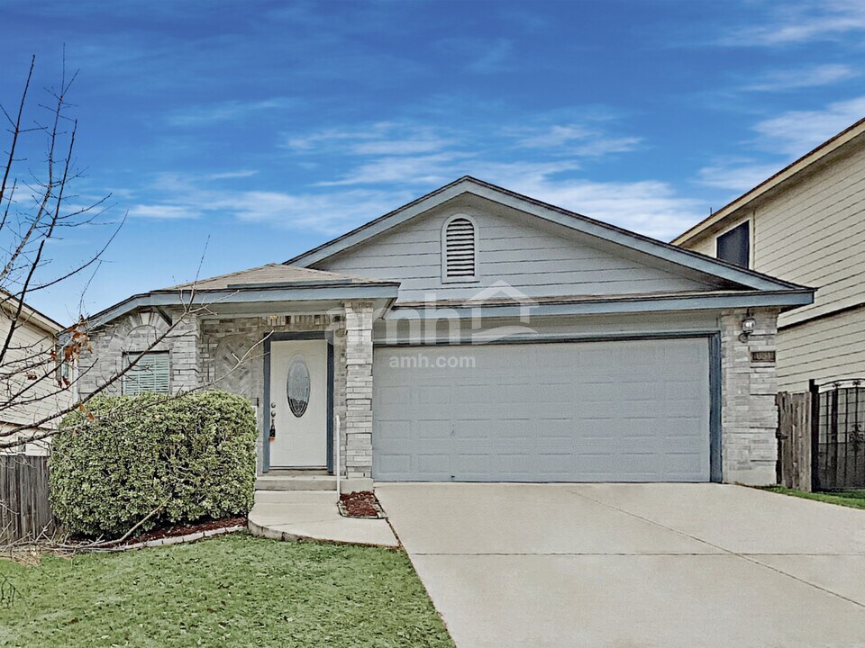 654 Coral Harbor in San Antonio, TX - Building Photo