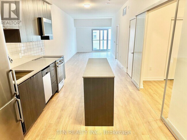 2433 Dufferin St in Toronto, ON - Building Photo - Building Photo