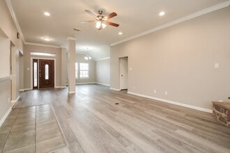 410 Wisdom St in Crosby, TX - Foto de edificio - Building Photo