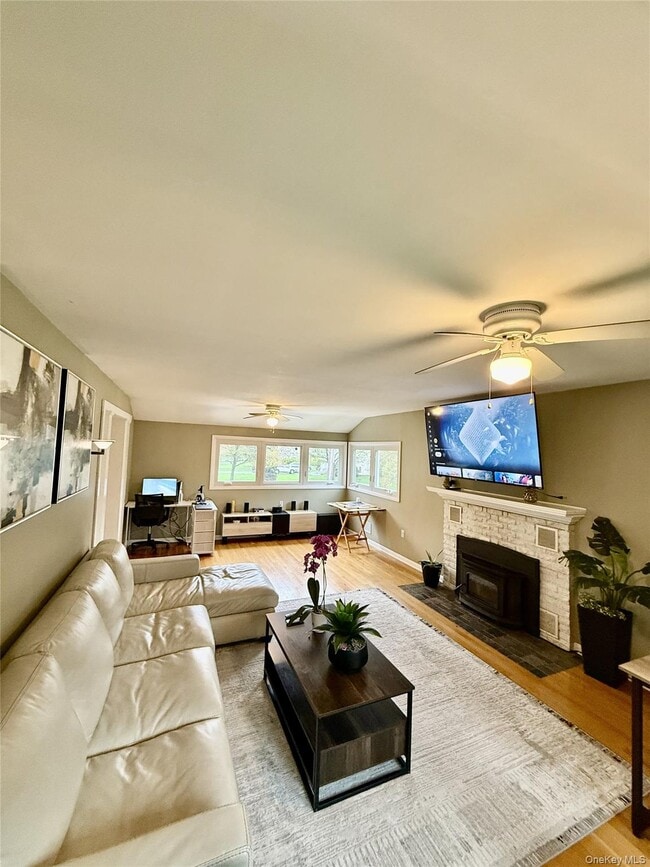 31 Oakland Ave in Woodbury, NY - Building Photo - Building Photo