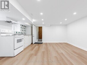 8 Redwood Ave in Toronto, ON - Building Photo - Building Photo