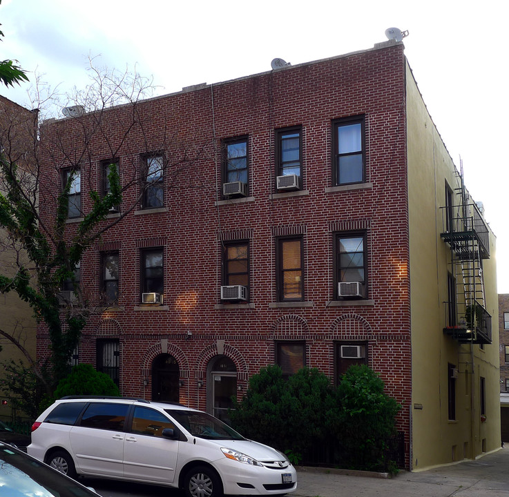 40-17 67th St in Flushing, NY - Building Photo